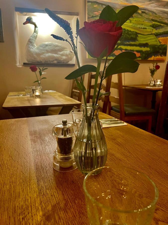The Swan Inn Swinbrook Burford Exterior foto